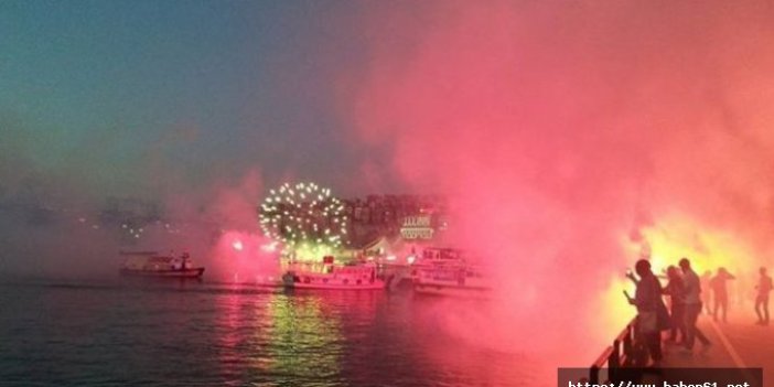 Trabzonspor taraftarlarından İstanbul'da meşale şov