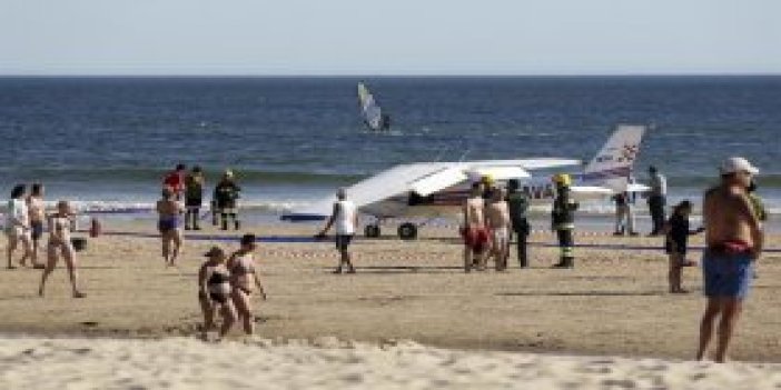 Portekiz'de uçak kumsala indi: Ölüler var