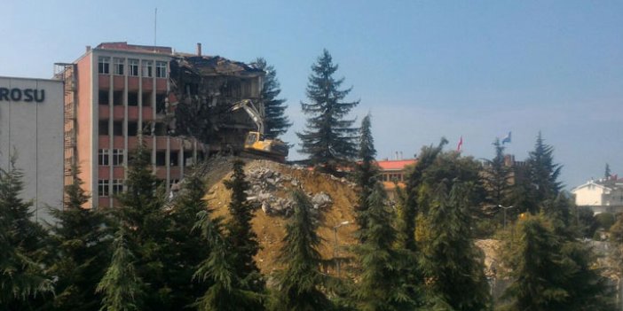 Trabzon'da vatandaşlara yıllarca hizmet veren bina yıkılıyor