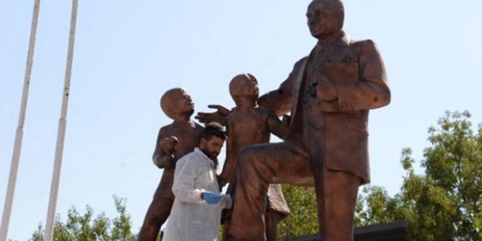 Atatürk Anıtı’na çekiçli saldırı