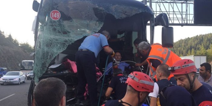 Yolcu otobüsü Kamyona çarptı: 1 Ölü 21 Yaralı