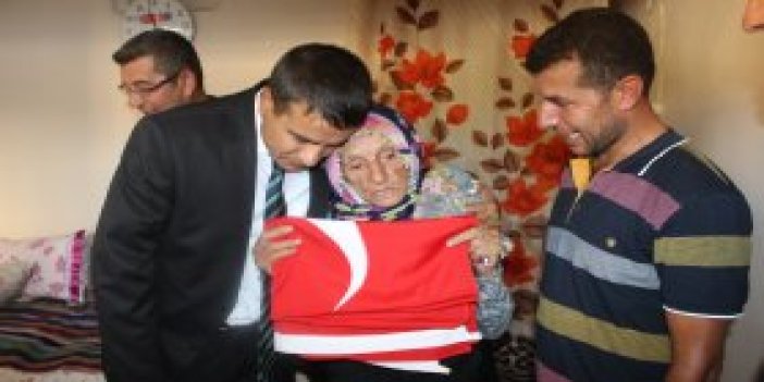 Türkiye'nin konuştuğu nineye bayrak hediye edildi