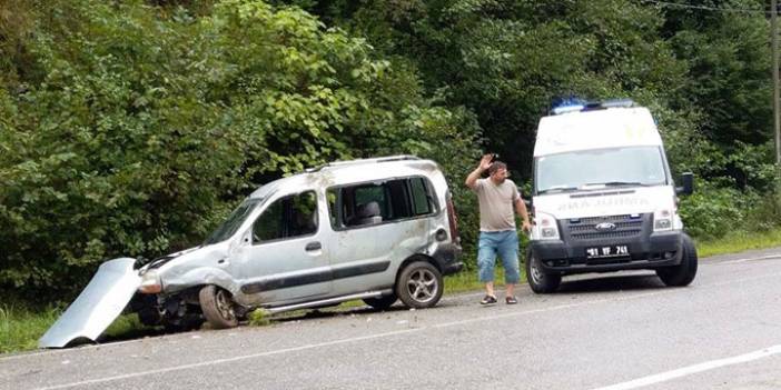 Trabzon'da direksiyon hakimiyeti kaybedilen araç şarampole yuvarlandı! Yaralı var