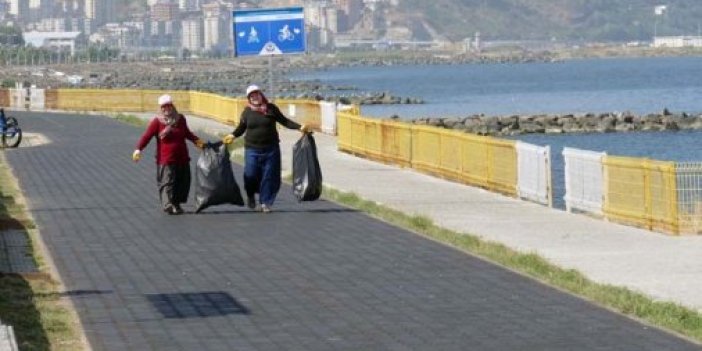 Trabzon sahilinde ruhunu temizleyenler çevreyi kirletiyor