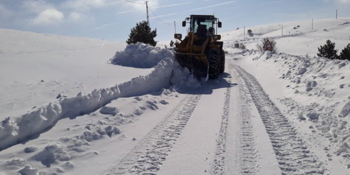 Sivas'ta karla kapanan yollar açılıyor!