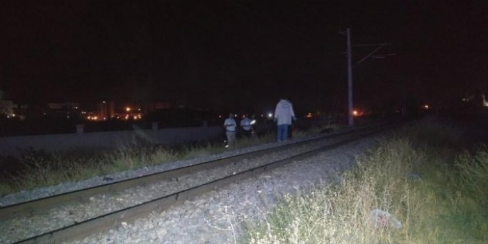 Trenin çarptığı genç hayatını kaybetti