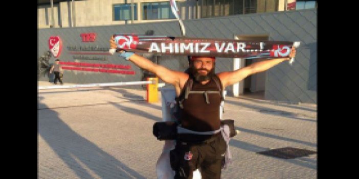 Halit Şahin, Trabzonspor'un kupası için Cumhurbaşkanlığı Külliyesi önünde