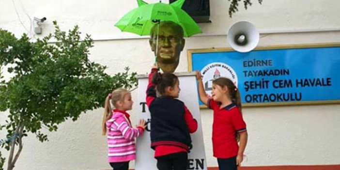 Atatürk'ün ıslanmasına yürekleri razı olmadı: Minik öğrencilerden anlamlı hareket