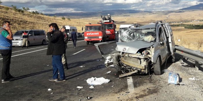 İki araç çarpıştı 11 kişi yaralandı