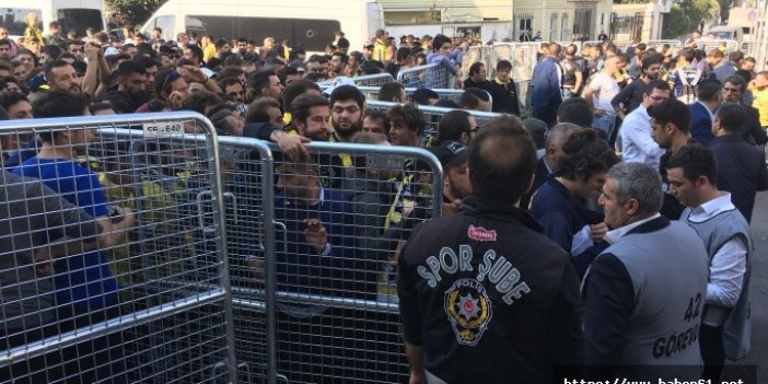 Kadıköy'de derbi gerginliği: Taraftarlar bariyerleri yıktı