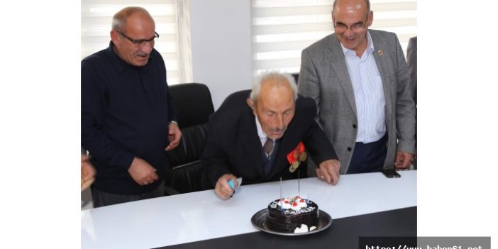 Türkiye'nin en yaşlı ozanına doğum günü pastası