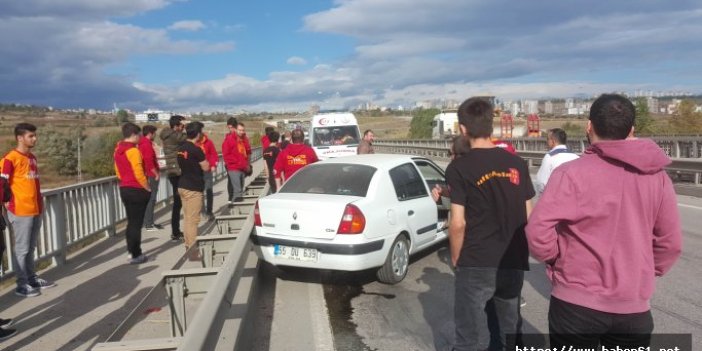 Galatasaray taraftarı, kaza yapan sürücüye yardım etti