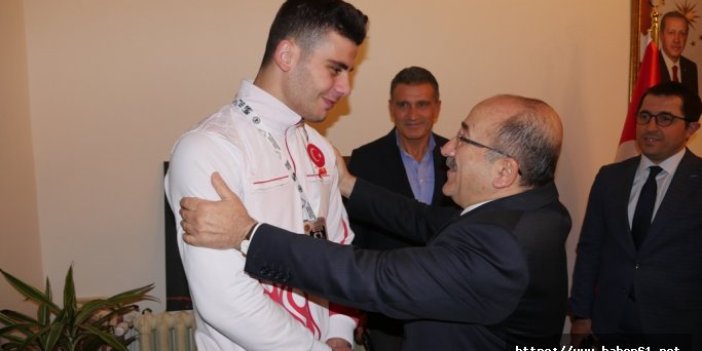 Gümrükçüoğlu, şampiyon boksörü altınla ödüllendirdi