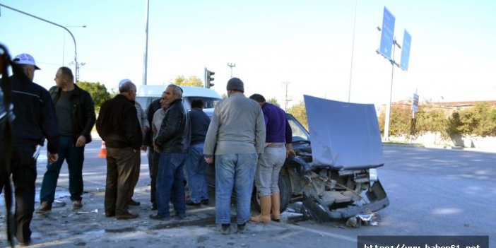 Bafra'da iki otomobil çarpıştı: 3 yaralı