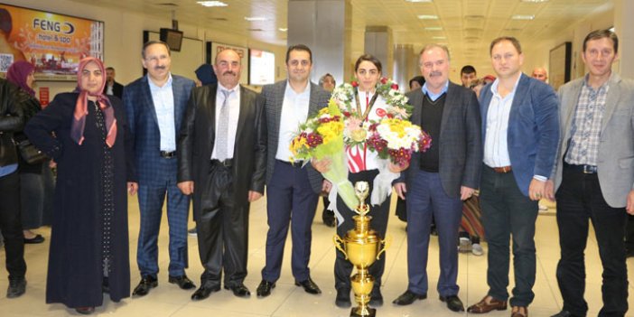 Şampiyon Trabzon'da çiçeklerle karşılandı