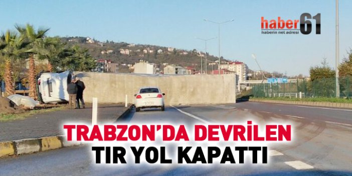 Trabzon'da TIR devrildi, yol kapandı