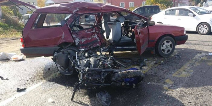 Motosiklet otomobile çarptı: 1 Ölü 4 yaralı