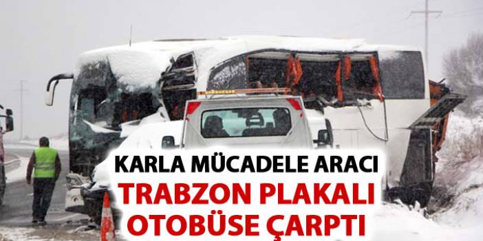 Karla mücadele aracı Trabzon plakalı otobüse çarptı