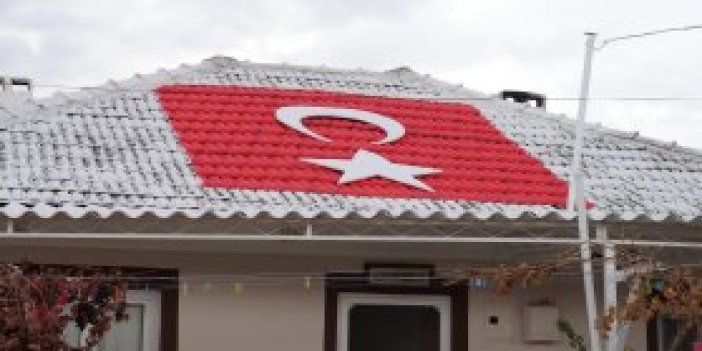 Evinin çatısına Türk bayrağı yaptırdı