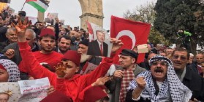 Mescid-i Aksa'da Türk Bayraklarıyla kutlama 