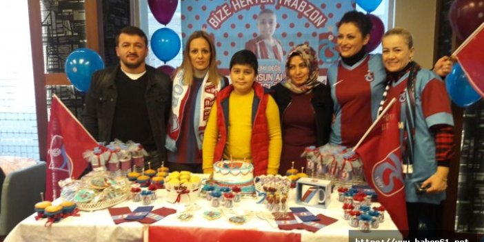 Trabzonsporlu futbolculardan lösemi tedavisi gören Dursun Ali'ye büyük moral