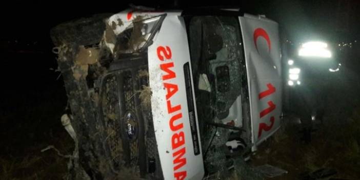 Kayseri'de ambulans şarampole devrildi! 3 sağlık personeli yaralı