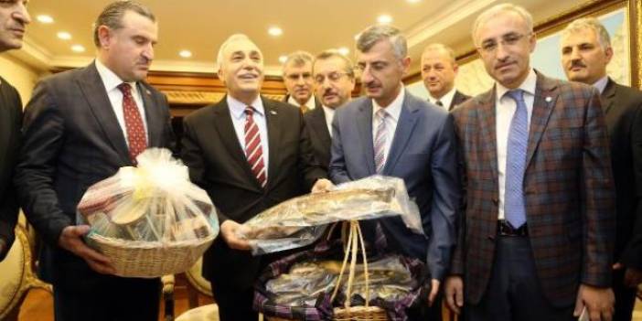 Bakan Fakıbaba çay tarlasında: Karadeniz'de organik tarıma geçilecek. 05-01-2018