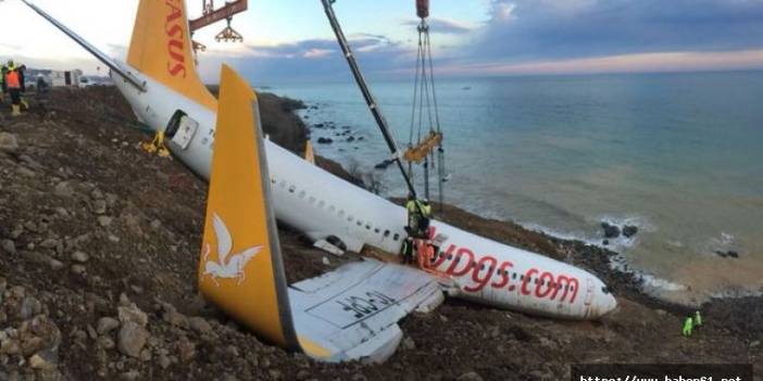 Trabzon'da pistten çıkan uçağı kurtarma çalışmalarından kareler