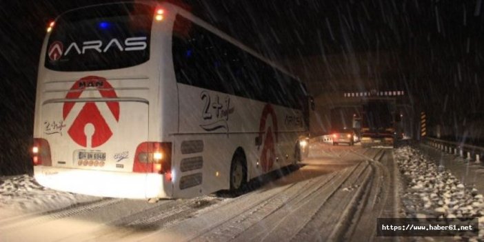 Erzincan-Sivas karayolu ulaşıma kapandı, çok sayıda araç yolda mahsur kaldı
