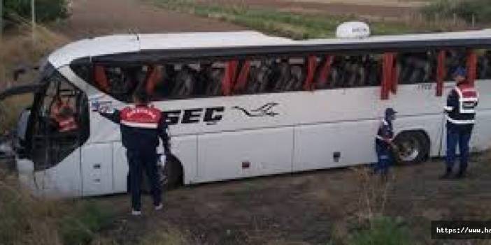 Yolcu otobüsü şarampole devrildi, 38 kişi yaralı.