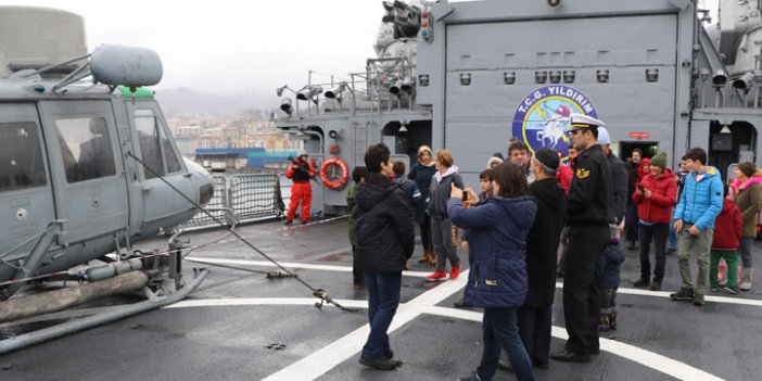 Rize'de demirleyen savaş gemisi ziyarete açıldı