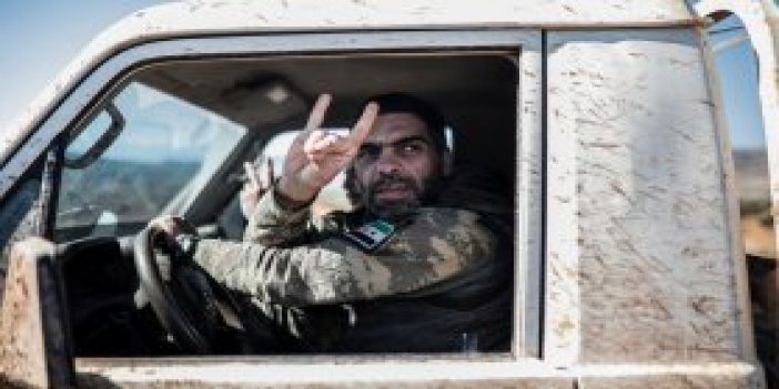 Afrin'den ilginç görüntü: ÖSO'cular bozkurt işareti yaptı