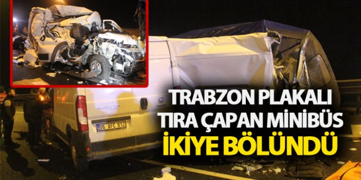 Trabzon plakalı tıra çarpan minibüs ikiye bölündü