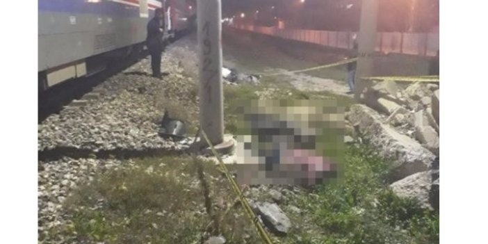 Yolcu treni motosikletli gençlere çarptı: 2 ölü 