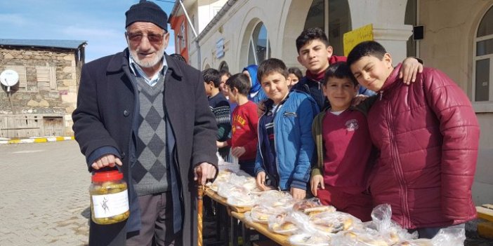 Bayburtlu öğrenciler, Mehmetçik Vakfı'na destek için turşu sattı