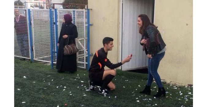 Futbol hakeminden sahada evlenme teklifi