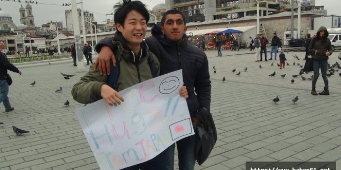 Taksim’de Japon turistlerden sarılmak bedava 