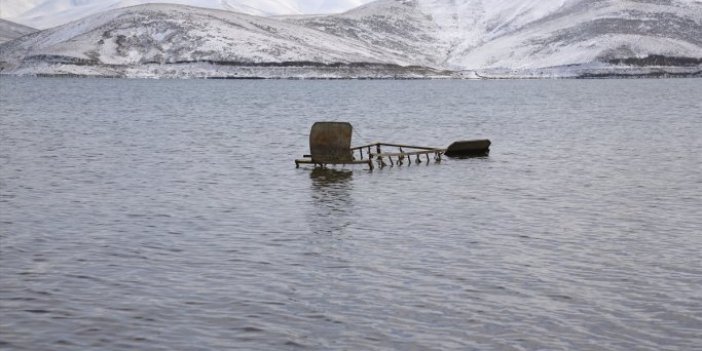 Barajın suyu azaldı, mezarlar ortaya çıktı