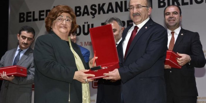 Başkan Gümrükçüoğlu ödülünü aldı