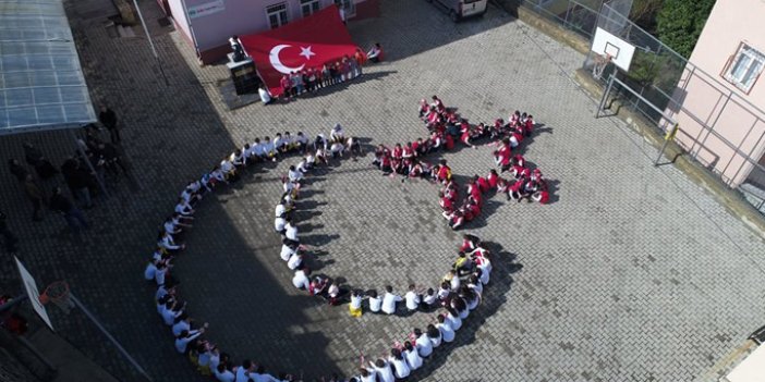 Öğrencilerden Mehmetciğe ay-yıldızlı destek