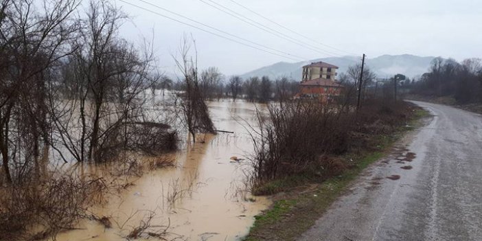 Baraj suları yükseldi: 300 kişiye ulaşılamıyor