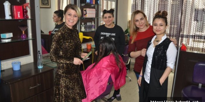 14 yıldır 'Kadınlar Günü'nde ücretsiz saç kesimi yapıyor