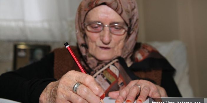 87 yaşındaki kadının okuma yazma azmi 