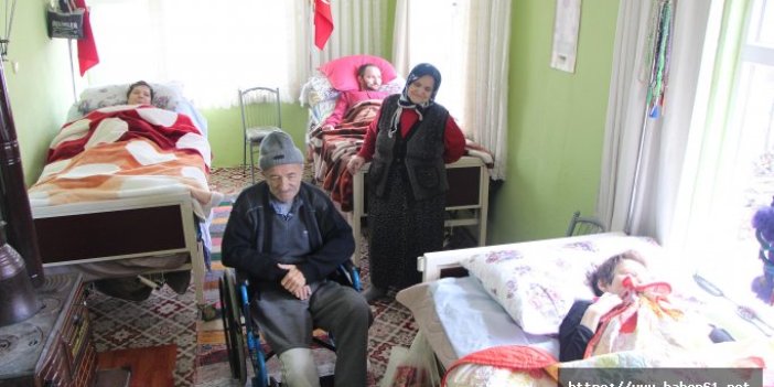 Yaşlı kadın, engelli 4 çocuğu ile bacağı kesilen kocasına bakıyor