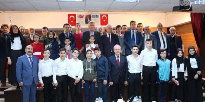 Öğrenciler ödüllerini Mehmetçik Vakfı'na bağışladı