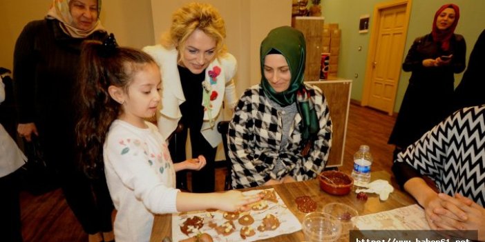 Trabzon'da kadınlar ve çocuklar çikolata üretti
