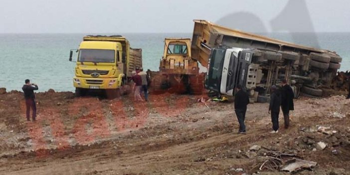 Trabzon'da kaza: İş makinesinin üzerine devrildi