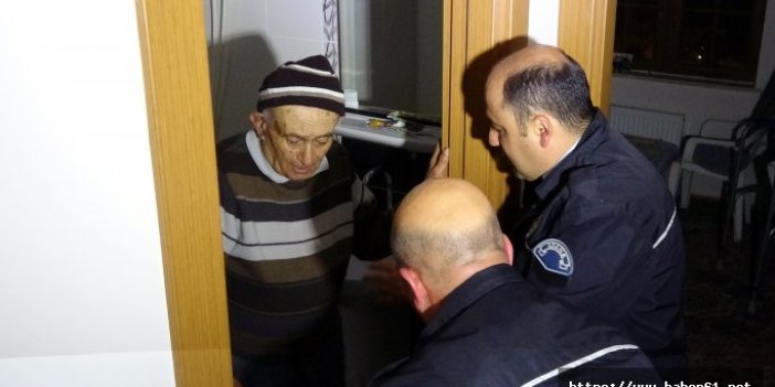 Tuvalette mahsur kalan yaşlı adamı polis kurtardı 