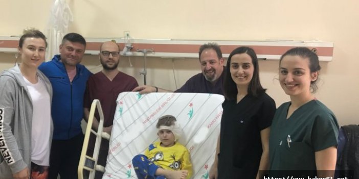 Doğuştan işitme engelli Trabzonlu çocuğa biyonik kulak takıldı