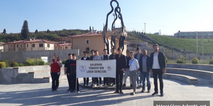 Trabzon ve Çankırılı gençler Deprem Müzesi’ni gezdi 